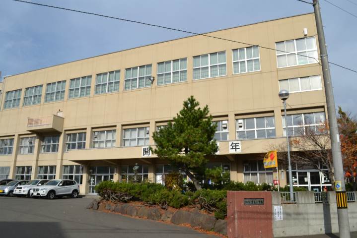 小学校　富丘小学校（小学校）まで550m
