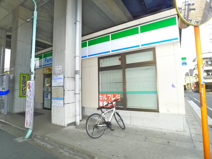 コンビニ　ファミリーマート（コンビニ）まで550m