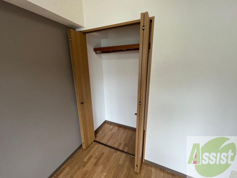 収納　こちらの収納にはハンガーをかけて服もしまえますね。