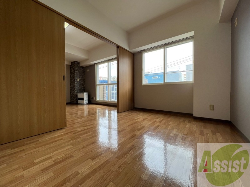 その他部屋・スペース　寝室はこちらです。光が差し込む、温かみのあるお部屋です。