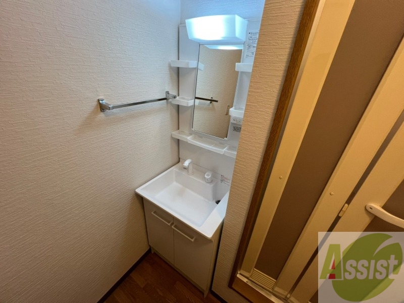 洗面設備　お風呂です。少し狭いですがシャワーするには十分ですね。