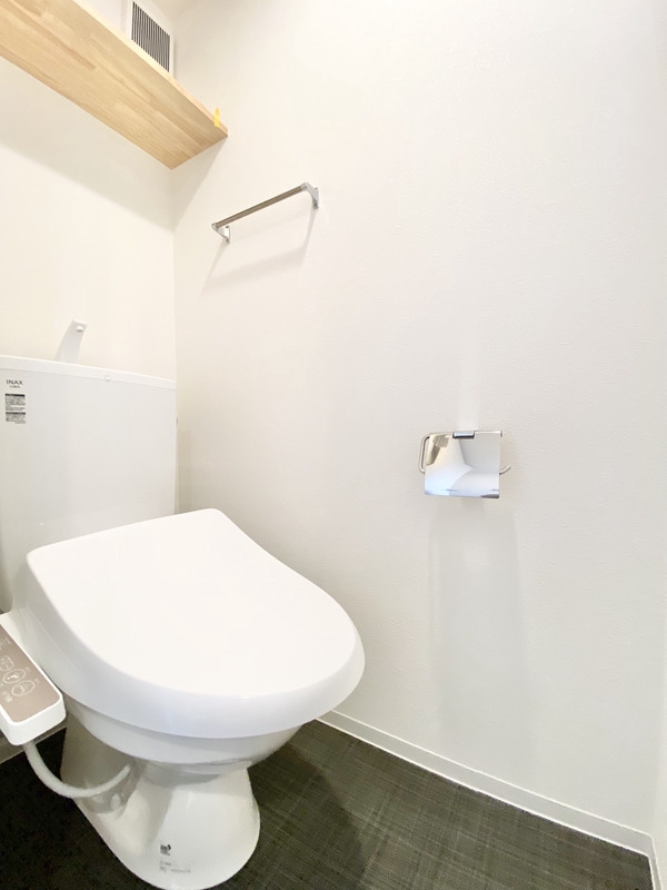 トイレ　白基調で清潔感のある空間