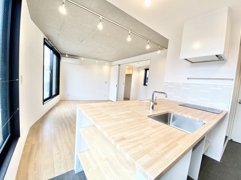 居室・リビング　開放感のある間取り　同間取りの３０２号室の写真です