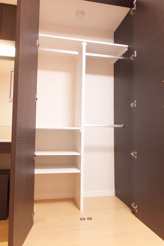 収納　収納たっぷり広めのクローゼット。