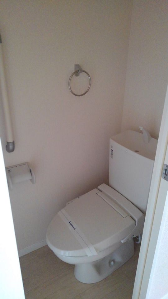 トイレ　ウォシュレット付きになります。