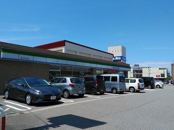 コンビニ　ファミリーマート富山中央市場店（コンビニ）まで392m