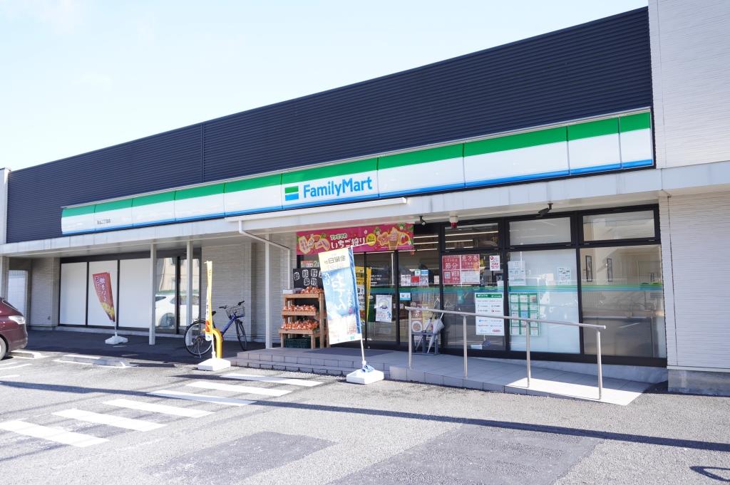 コンビニ　ファミリーマート 草加二丁目店（コンビニ）まで586m