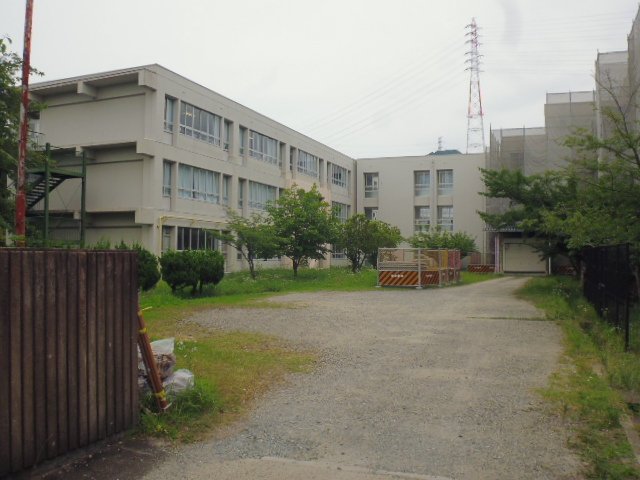 小学校　交野市立倉治小学校（小学校）まで394m