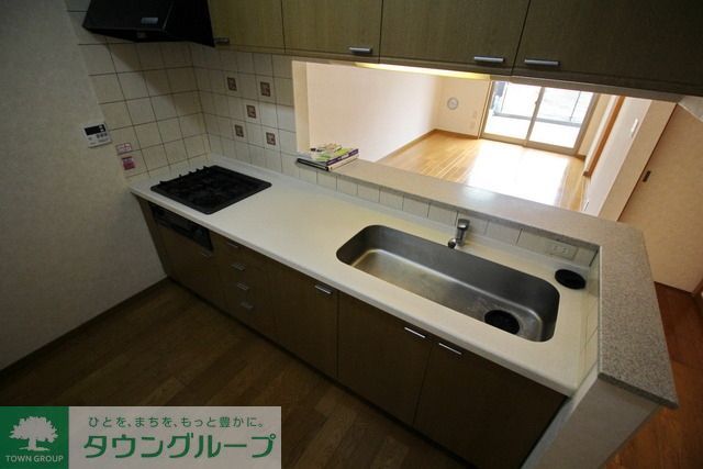 キッチン　★３口ガスコンロ付きシステムキッチンでお料理ラクラク★