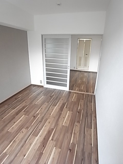 その他部屋・スペース　落ち着いた色調の寝室です