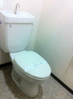 トイレ　落ち着いた色調のトイレです
