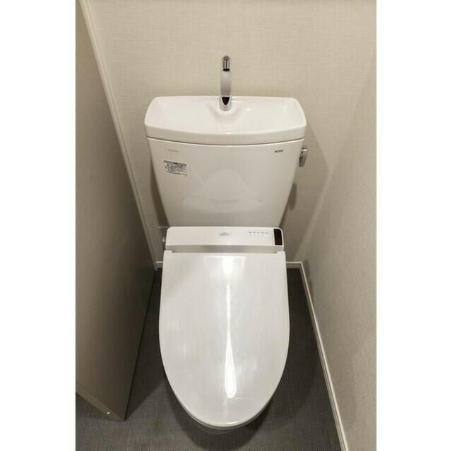トイレ　落ち着いた色調のトイレです