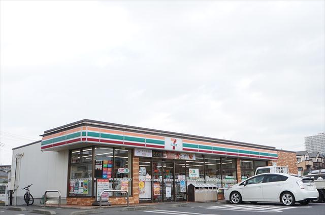 コンビニ　セブンイレブン（コンビニ）まで637m