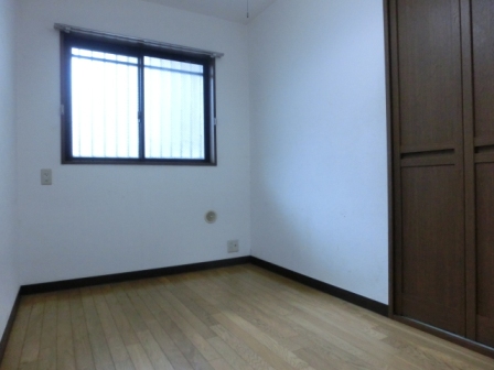 その他部屋・スペース　玄関入ったすぐ右側の洋室となります。