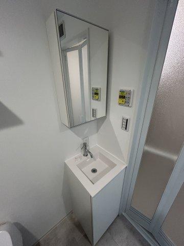 洗面設備　独立洗面台あり、毎朝おしゃれに忙しい女性の方におすすめです
