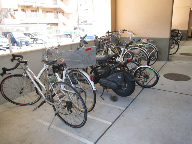 エントランス　共用部の自転車置き場です