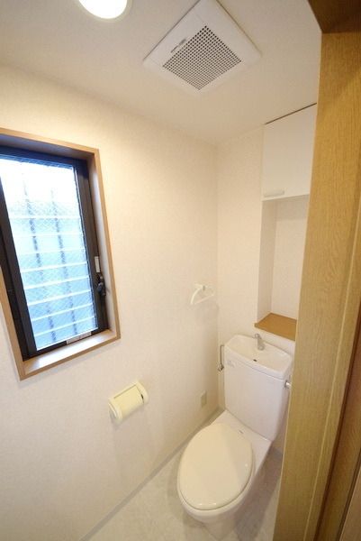 トイレ　★トイレに窓あり★