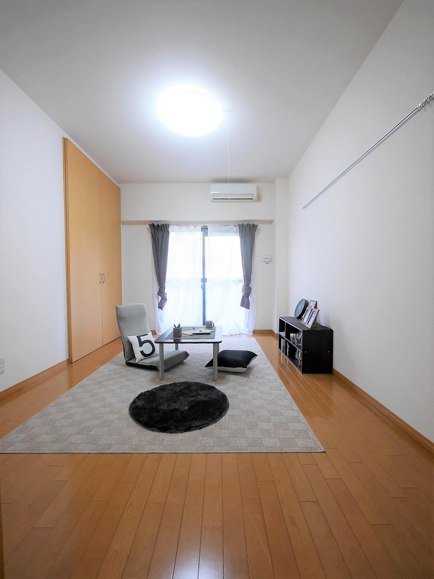 居室・リビング　※モデルルーム写真の為、入居時家具・備品等はついてきません※