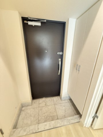 玄関　退去前につき別のお部屋の写真です