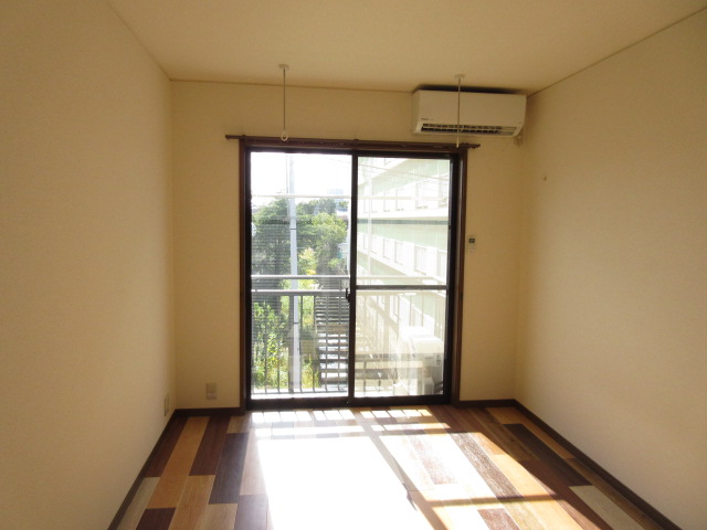 居室・リビング　7帖洋室、南向きの明るい2階角部屋です