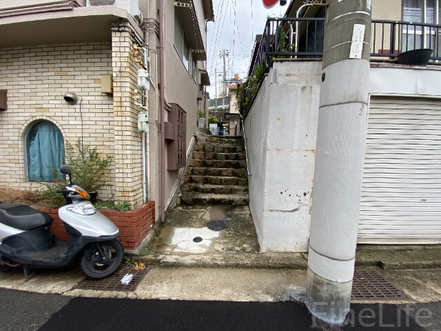 【神戸市垂水区千代が丘のアパートのエントランス】
