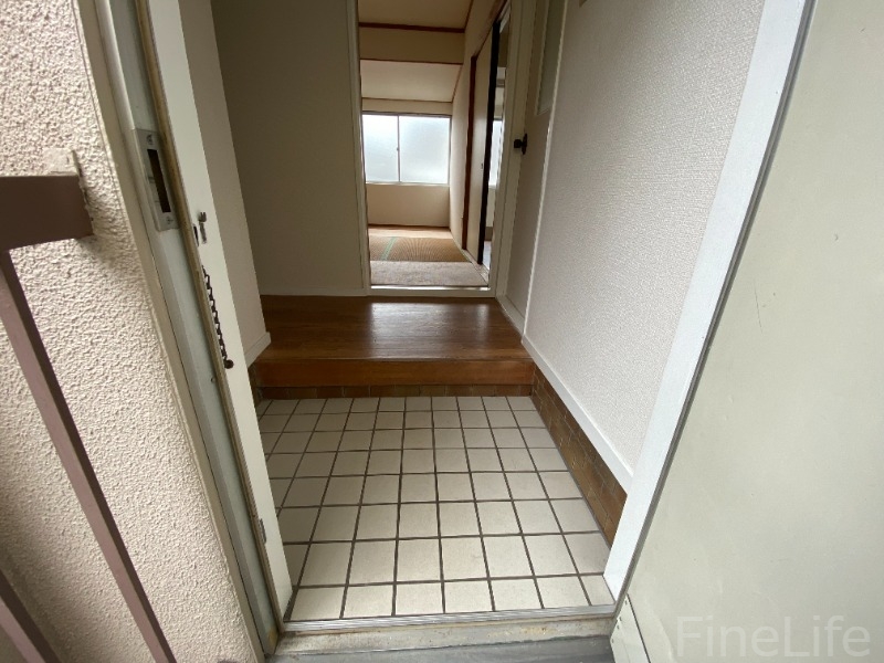 【神戸市垂水区千代が丘のアパートの玄関】