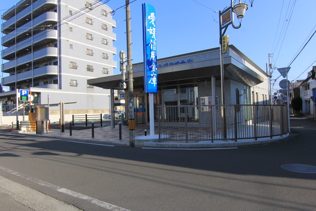 【松山市祇園町のアパートの銀行】