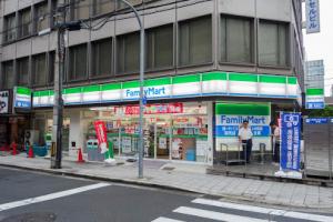 コンビニ　ファミリーマート久太郎町三丁目店（コンビニ）まで129m