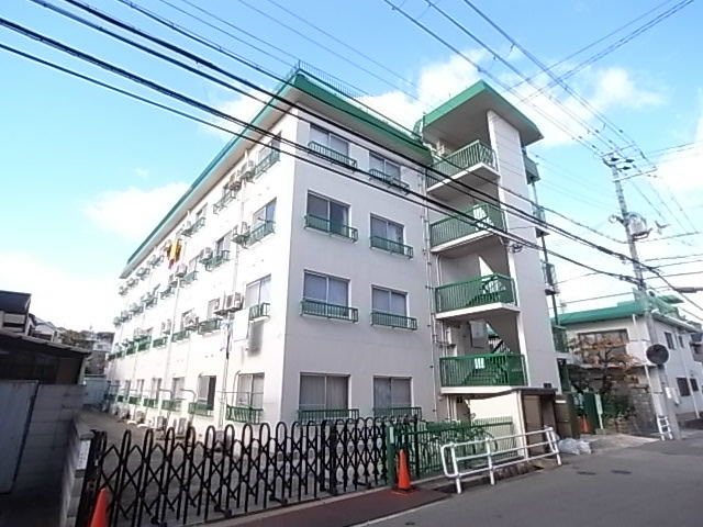 宝塚市鹿塩のマンションの建物外観