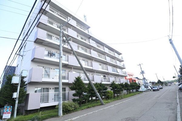 札幌市豊平区西岡四条のマンションの建物外観