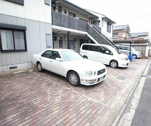 【京都市伏見区深草正覚町のアパートの駐車場】