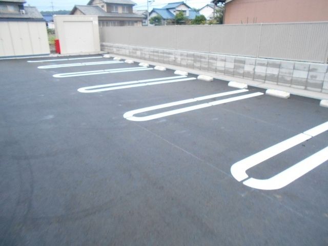 【美濃加茂市本郷町のアパートの駐車場】