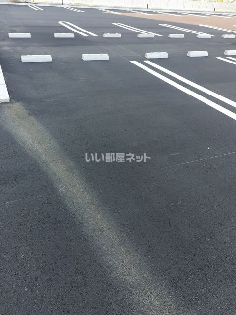 【松阪市鎌田町のアパートの駐車場】