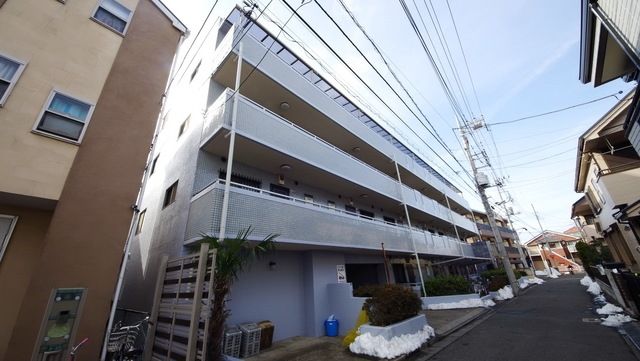 富士見市鶴瀬西のマンションの建物外観