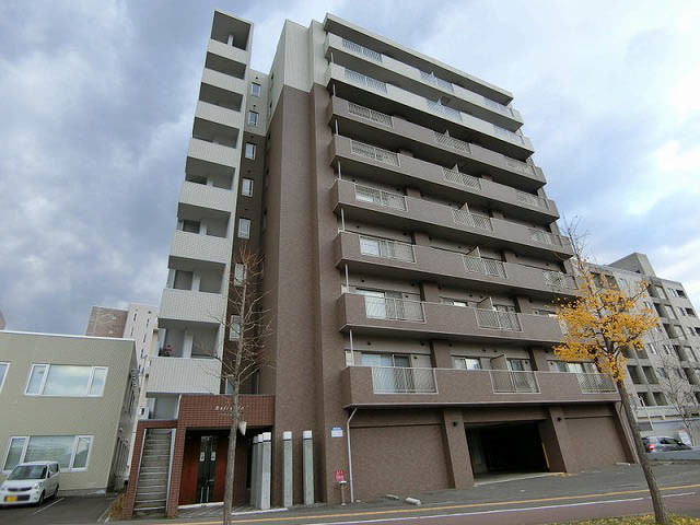 【レフィナード新札幌の駐車場】