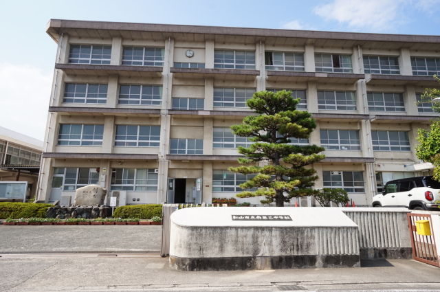 【松山市森松町のアパートの中学校】