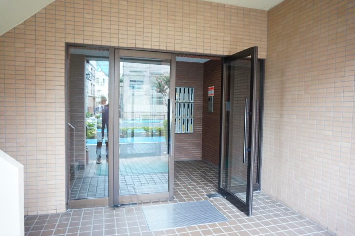 【調布市小島町のマンションのエントランス】