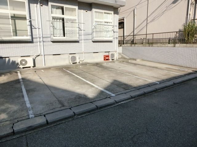 【市川市妙典のアパートの駐車場】