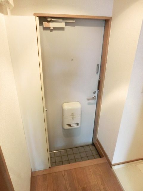 【市川市妙典のアパートの玄関】