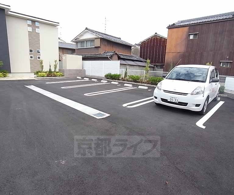 【八幡市八幡長田のアパートの駐車場】