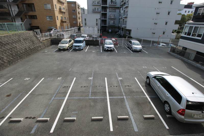 【豊中市西緑丘のマンションの駐車場】