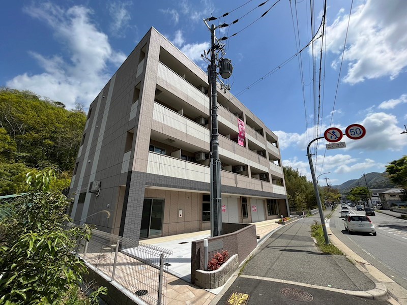 神戸市北区山田町下谷上のマンションの建物外観