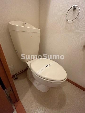 トイレ　落ち着いた色調のトイレです
