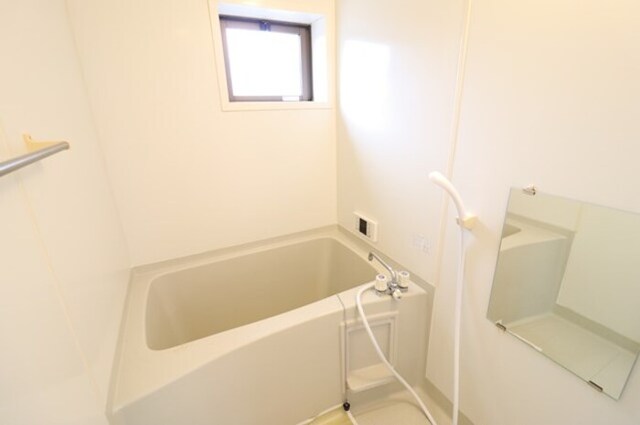 バス・シャワールーム　追い焚き給湯式浴室（小窓付）