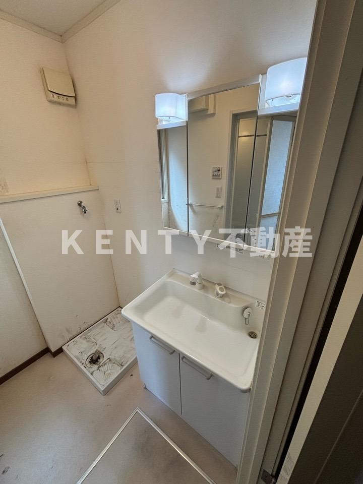 洗面設備　明るい洗面所です