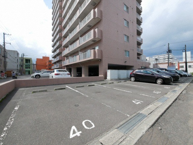 ドミ曙第2の駐車場