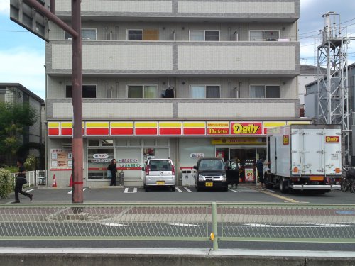 コンビニ　デイリーヤマザキ南巽駅前店（コンビニ）まで220m