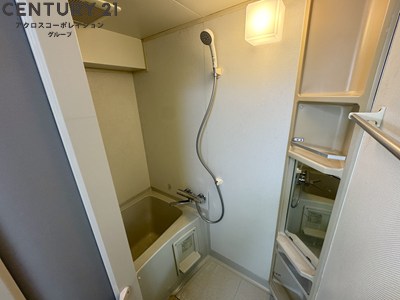 バス・シャワールーム　収納スペースありのバスルームです。