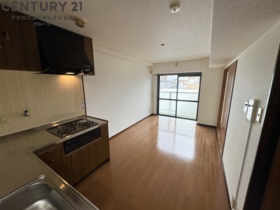 居室・リビング　床色が落ち着いた色合いで、とてもきれいです。