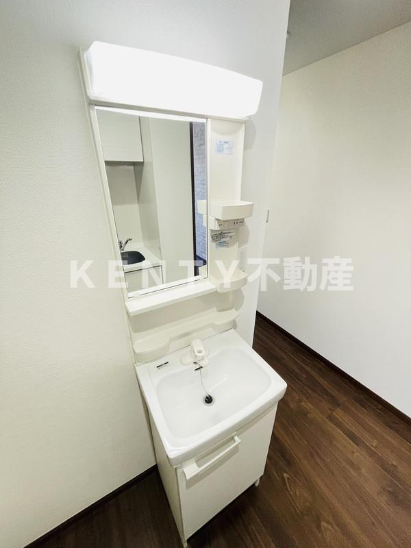 洗面設備　明るい洗面所です